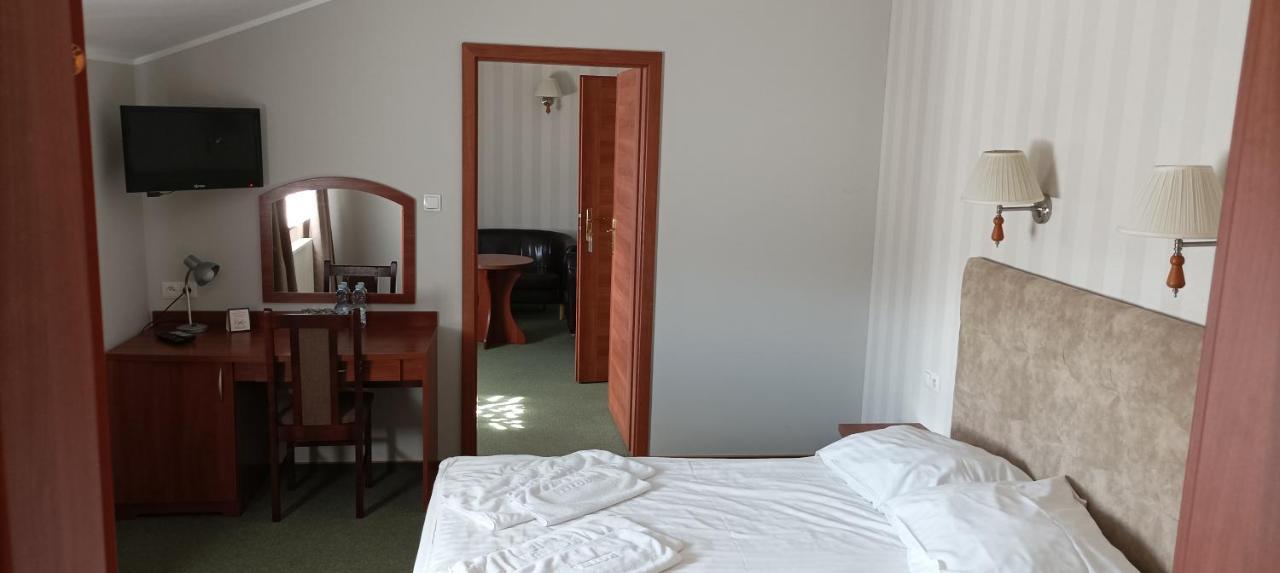Hotel Przylesie Sierosław Buitenkant foto